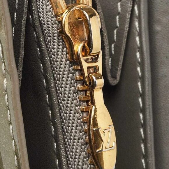 Louis Vuitton Vert Olive Monogram Vernis Sarah Wallet - Picture 8 of 9